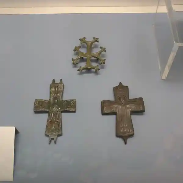 Pectoral crosses for relics